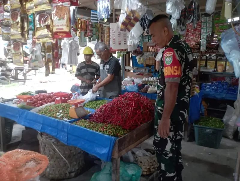 Babinsa Jajaran Korem 012/TU Lakukan Komsos dan Cek Harga Sembako di Blang Raja