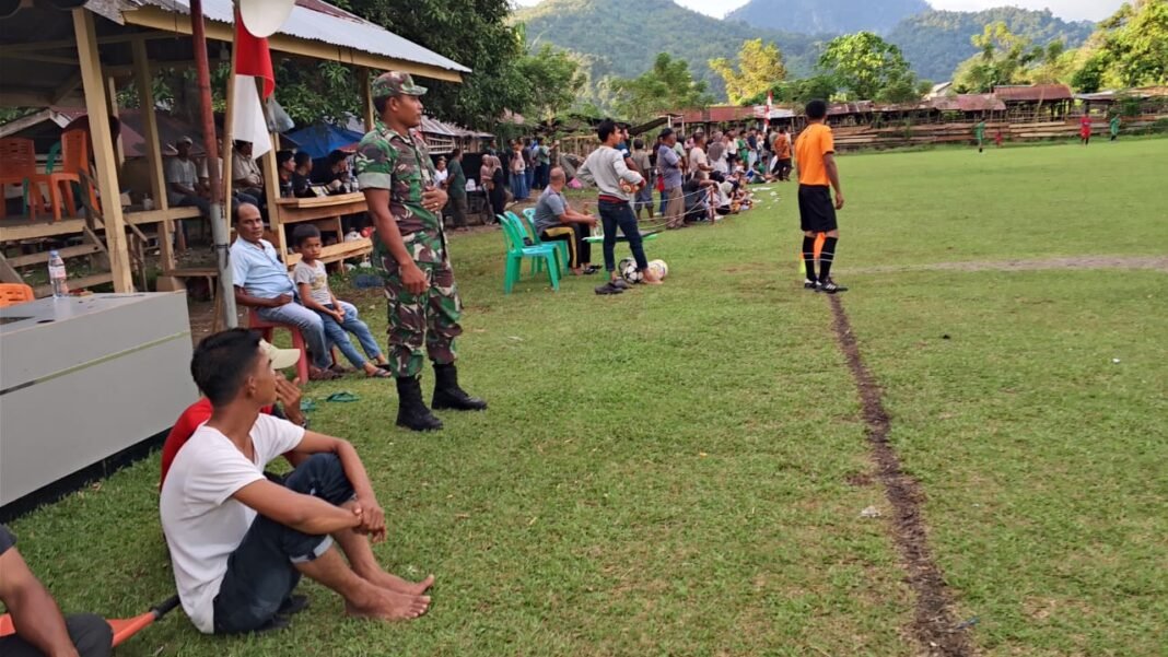 Babinsa dan Polsek Jaya Lakukan Pengamanan Turnamen Sepak Bola Silaturahmi di Desa Bak Paoh