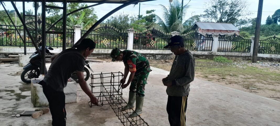 Babinsa Koramil 03/Setia Bakti Ajak Warga Merakit Besi Cor untuk Pembangunan Masjid di Lhok Bot