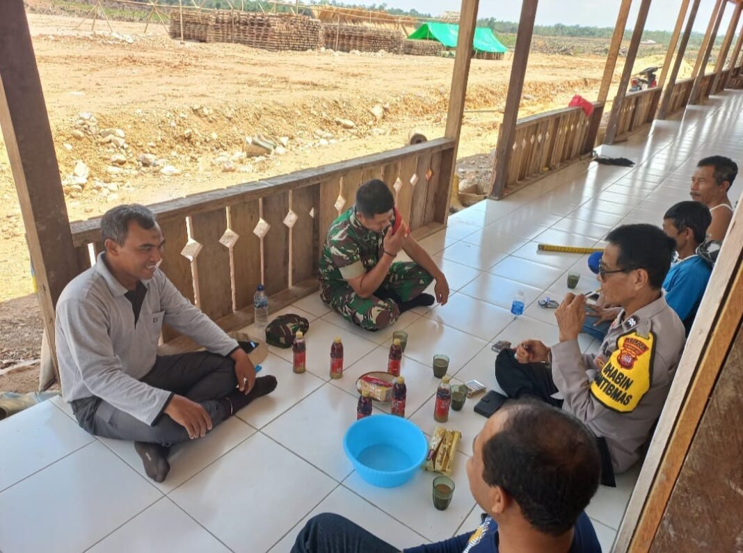 Tingkatkan Kemanunggalan, Koramil 1203-06/Manis Mata Gelar Anjangsana ke Rumah Warga