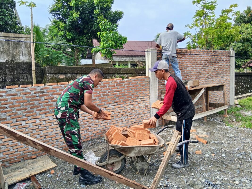 Sertu Puguh Purnomo Babinsa Koramil 09/Samatiga Turun Tangan Bantu Warga Desa Reusak Bangun Rumah: Bukti Nyata Kemanunggalan TNI dan Rakyat