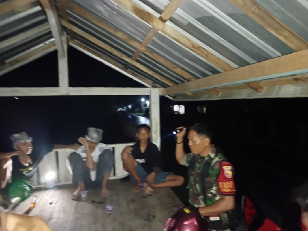 Patroli Humanis Babinsa Desa Jala, Bangun Kebersamaan Demi Keamanan Lingkungan