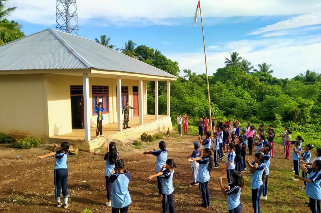 Babinsa Koramil 1508-02/Galela Motivasi Pelajar SMP di Loloda Utara untuk Hidup Sehat dan Cinta Tanah Air