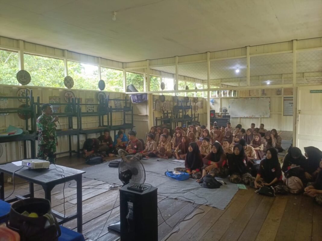 Tanamkan Rasa Cinta Tanah Air, Babinsa Koramil 1015-03/Mentawa Baru ketapang Berikan Materi Wasbang Bagi Anak Sekolah Menengah Pertama