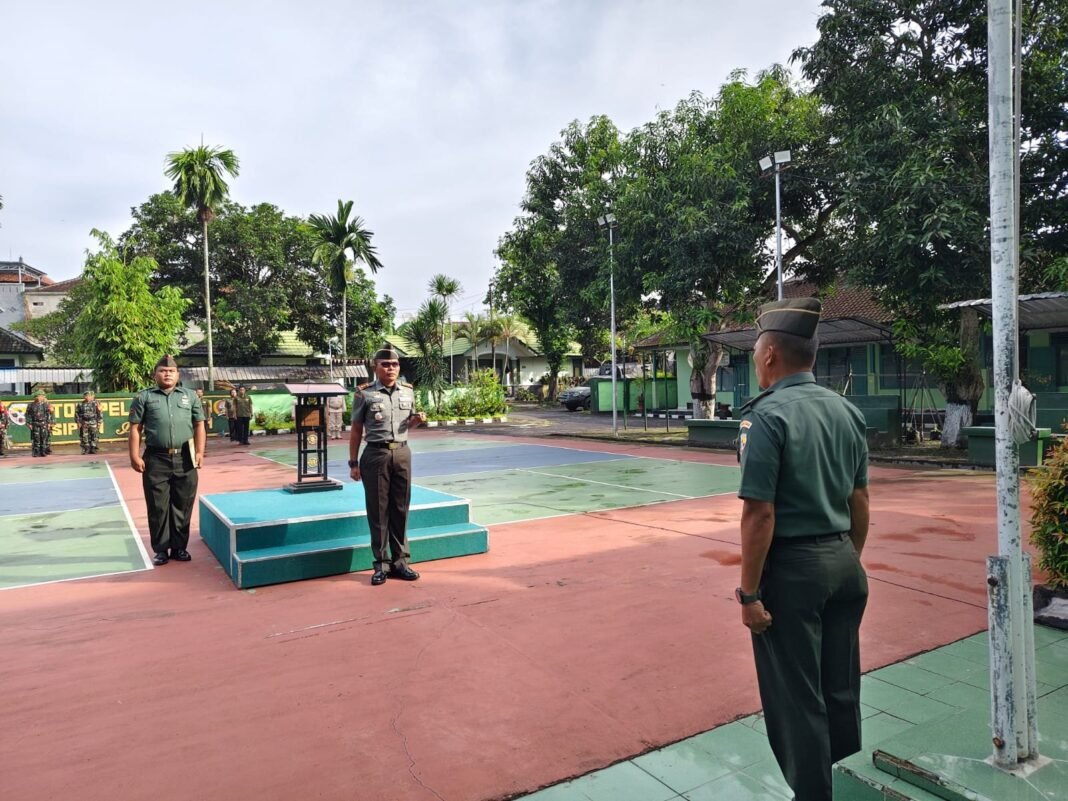 Dandim Klungkung Pimpin Upacara Bendera Hari Senin Di Lapangan Makodim