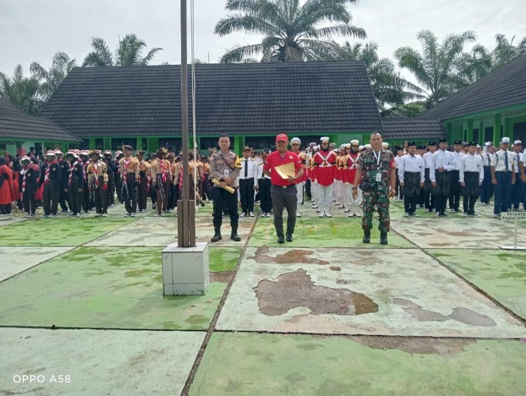 Dalam Rangka Menyambut Hari Pahlawan, Kodim 0428/MukoMuko Menjadi Penilai Dalam Lomba Gerak Jalan SD dan SMP Sederajat, di Desa Bumi Mekar Mulya MukoMuko