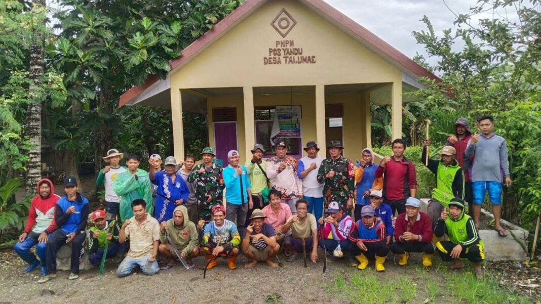 Koramil 03/Maritengngae dan Masyarakat Talumae Bersatu dalam Karya Bakti Pembersihan Saluran Air