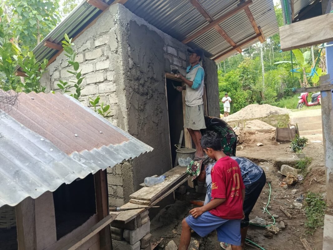 Prajurit Kodim 1612/Manggarai dan Masyarakat Desa Barang Kompak Bangun MCK untuk Warga