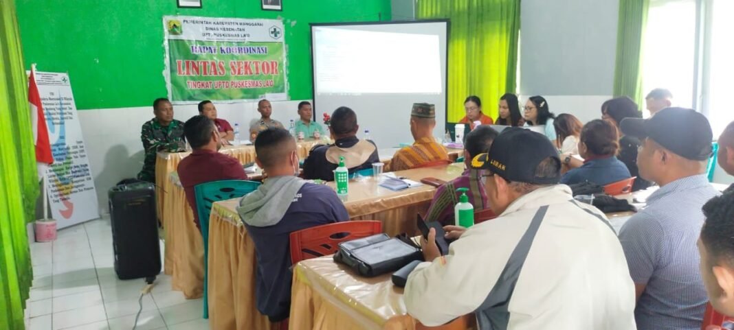 Perkuat Sinergi Lintas Sektor, Babinsa Koramil 1612-01/Ruteng Hadiri Rapat Koordinasi di Puskesmas La’o