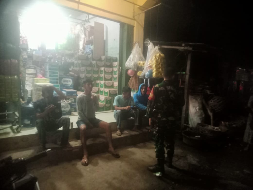 Tingkatkan Keamanan Lingkungan, Babinsa Bali Satu Gelar Ronda Malam dan Edukasi Warga