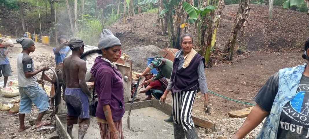 Sinergi Babinsa dan Warga TTS: Jalan Rabat Desa Noemeto Dibangun Lewat Semangat Gotong Royong