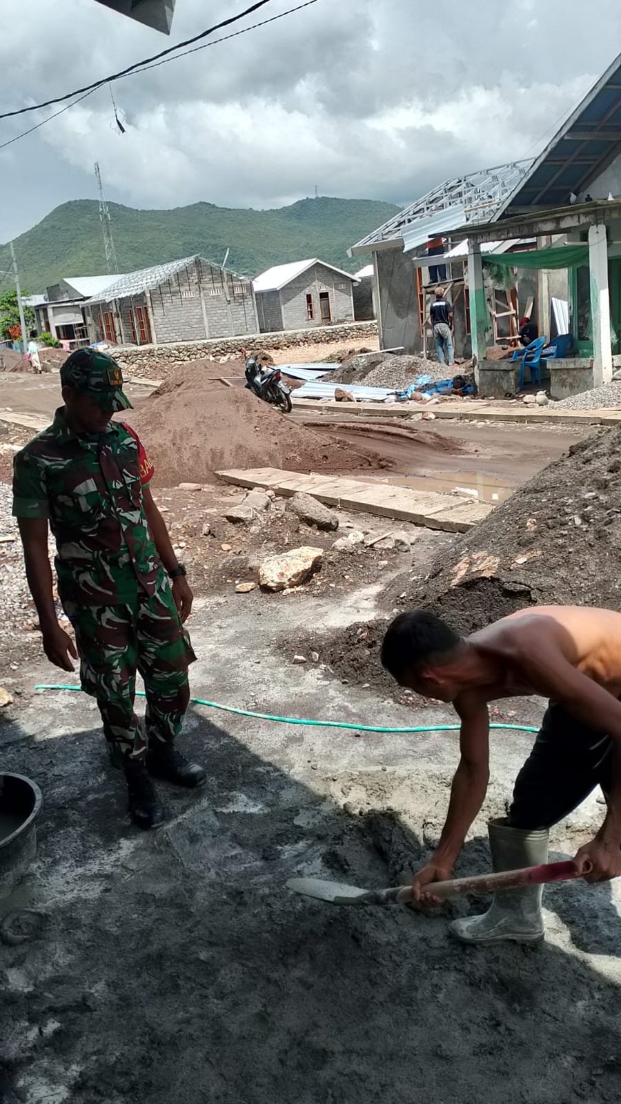 Babinsa Aktif di Lapangan, Warga Desa Soro Rasakan Manfaat Pembangunan Rumah Bersama