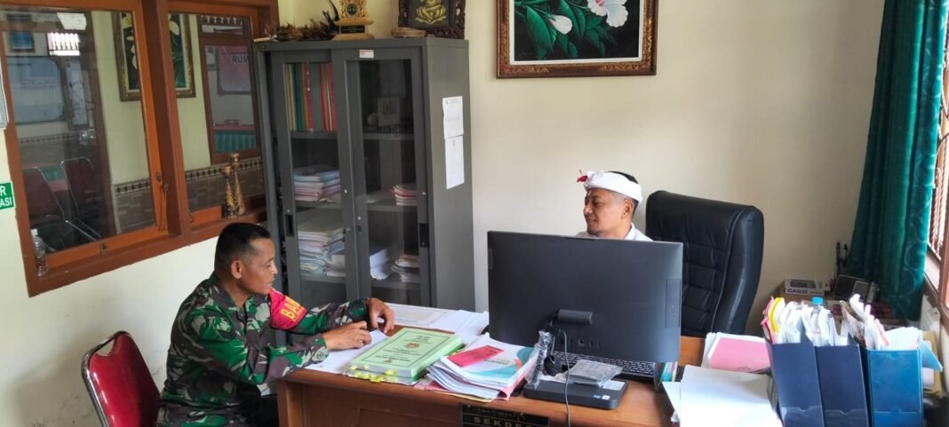 Babinsa Desa Susut Jalin Komsos dengan Aparatur Desa