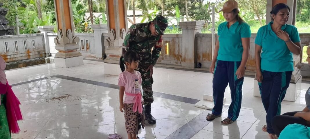 Babinsa Koramil 1626-02/Susut Laksanakan Pengawalan dan Pendampingan Posyandu Balita
