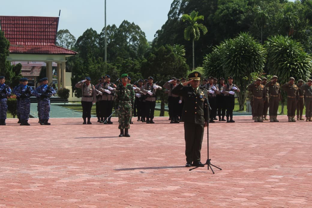 Kasdim 1014/Pbn Pimpin Upacara Ziarah Nasional Peringatan Hari Pahlawan ke-80 di TMP Indra Pura