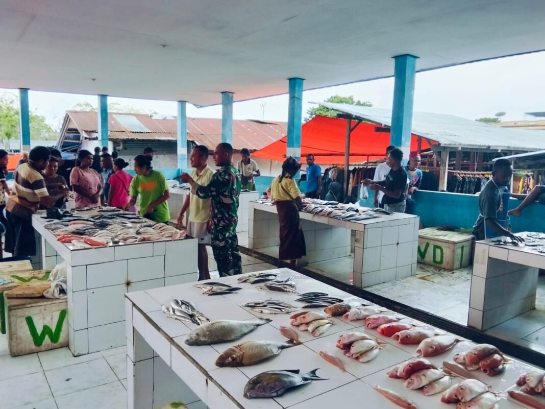 Komsos Babinsa di Pasar Niki Niki Ciptakan Suasana Aman, Tertib, dan Kondusif di Amanuban Tengah