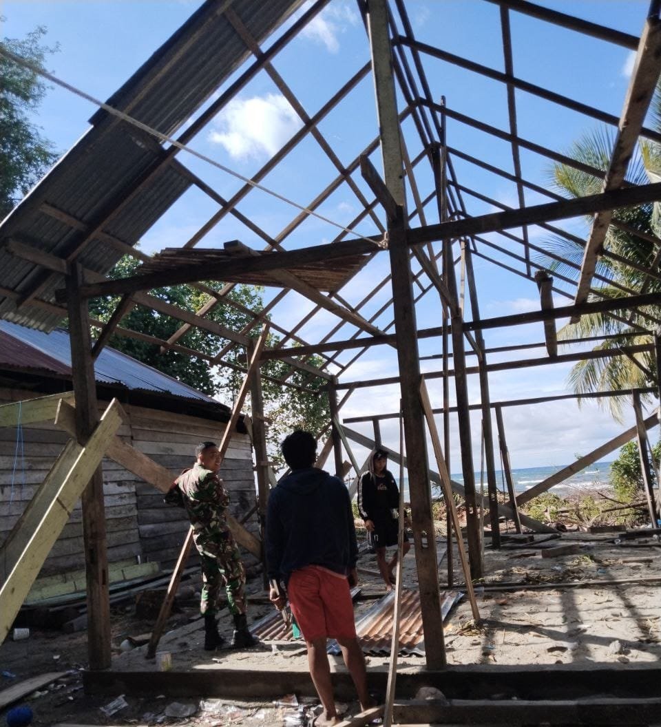 Babinsa Koramil 08 Ranteangin Bantu Warga Pasang Seng Rumah, Wujud Kepedulian TNI di Tengah Masyarakat