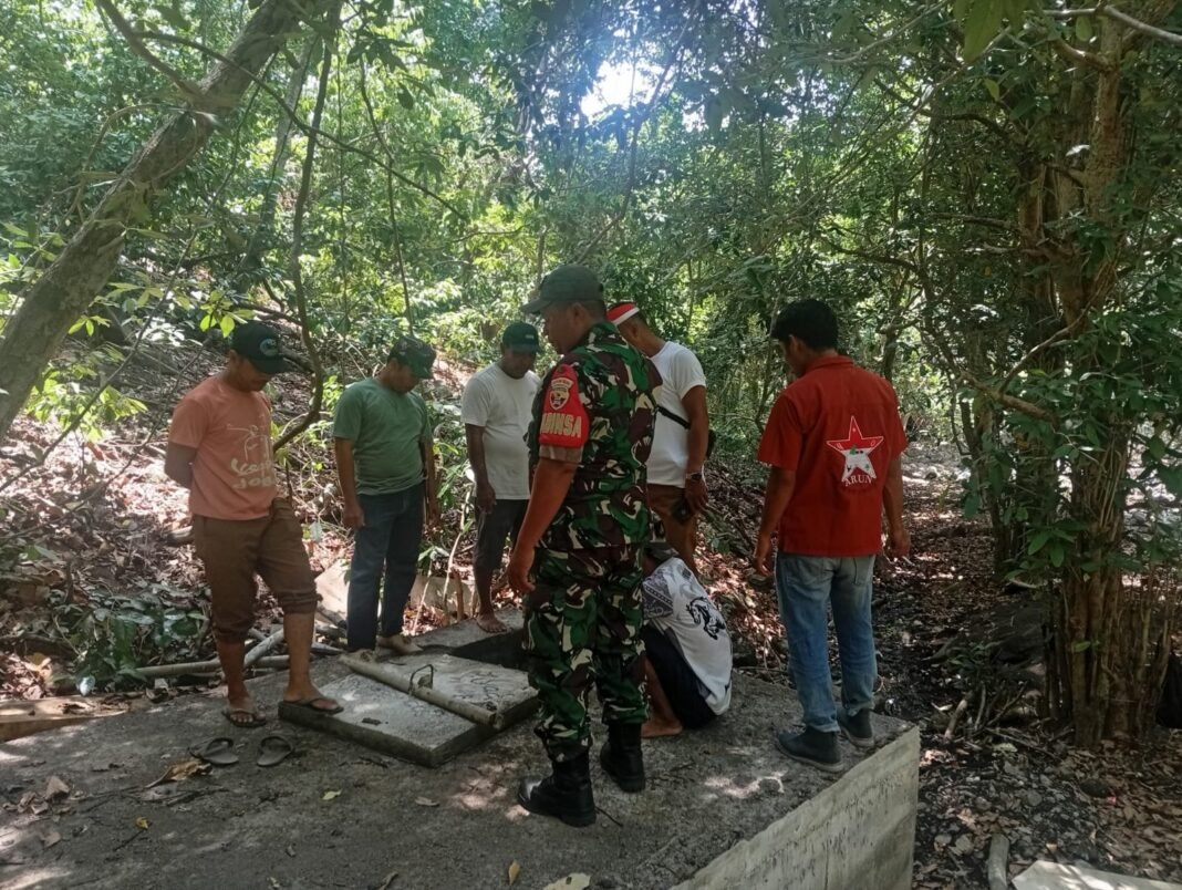 TNI dan Warga Desa Mbuju Bersinergi Jaga Kebersihan dan Keamanan Lingkungan