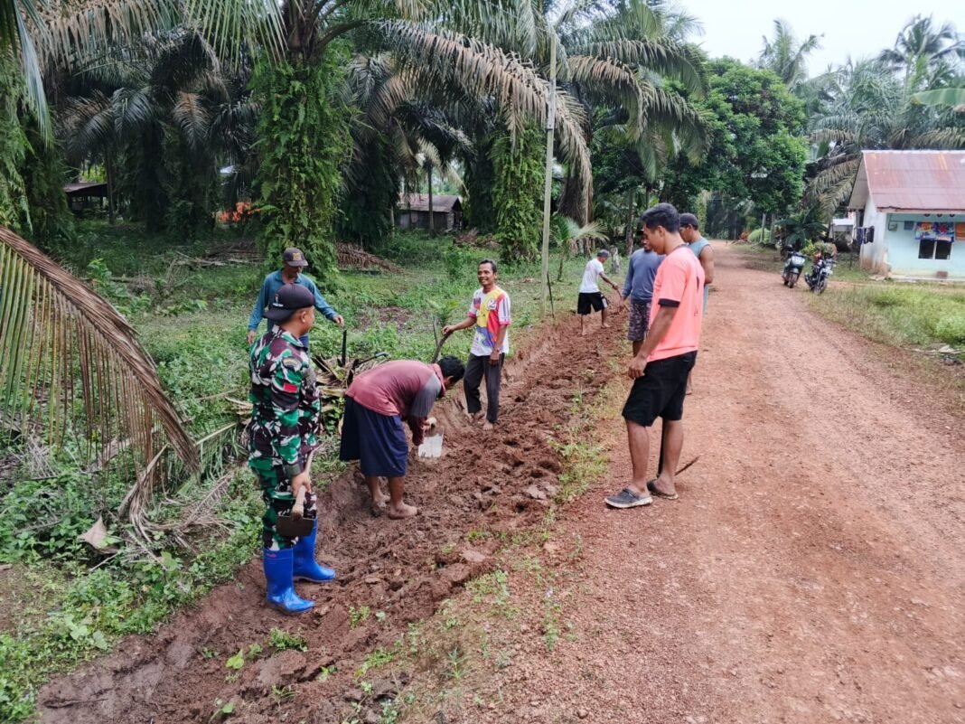 Tunjukkan Semangat Gotong Royong, Babinsa Koramil 1015-07/Parenggean Dan Warga Bersihkan Lingkungan Desa