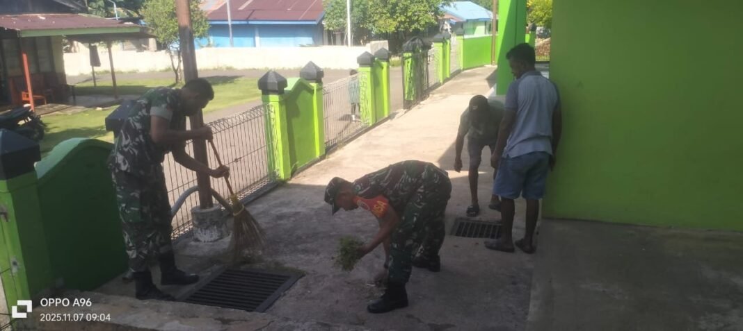 Jumat Bersih Koramil 1512-03/Gebe Kodim 1512/Weda Jadikan Tempat Ibadah Lebih Nyaman