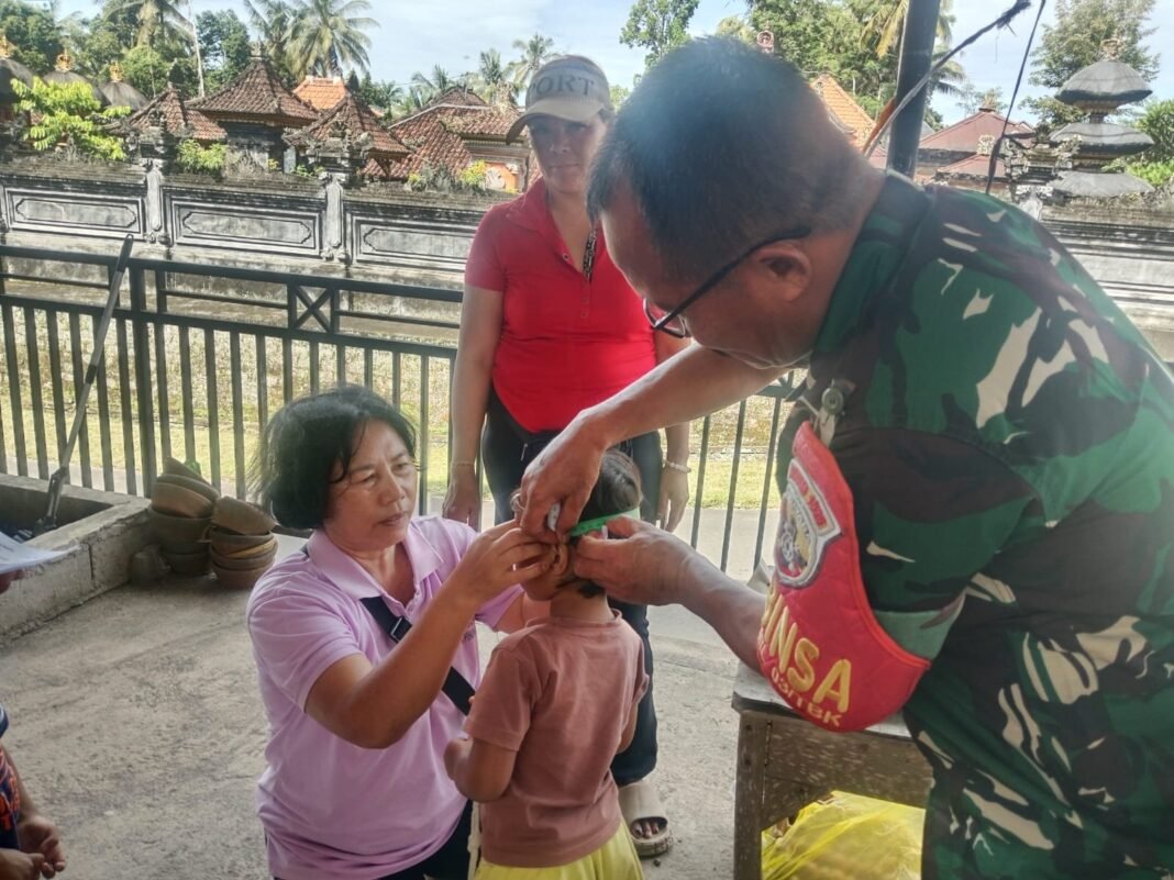 Dukung Program Kesehatan Masyarakat, Babinsa Desa Peninjoan Pantau Jalannya Posyandu Balita