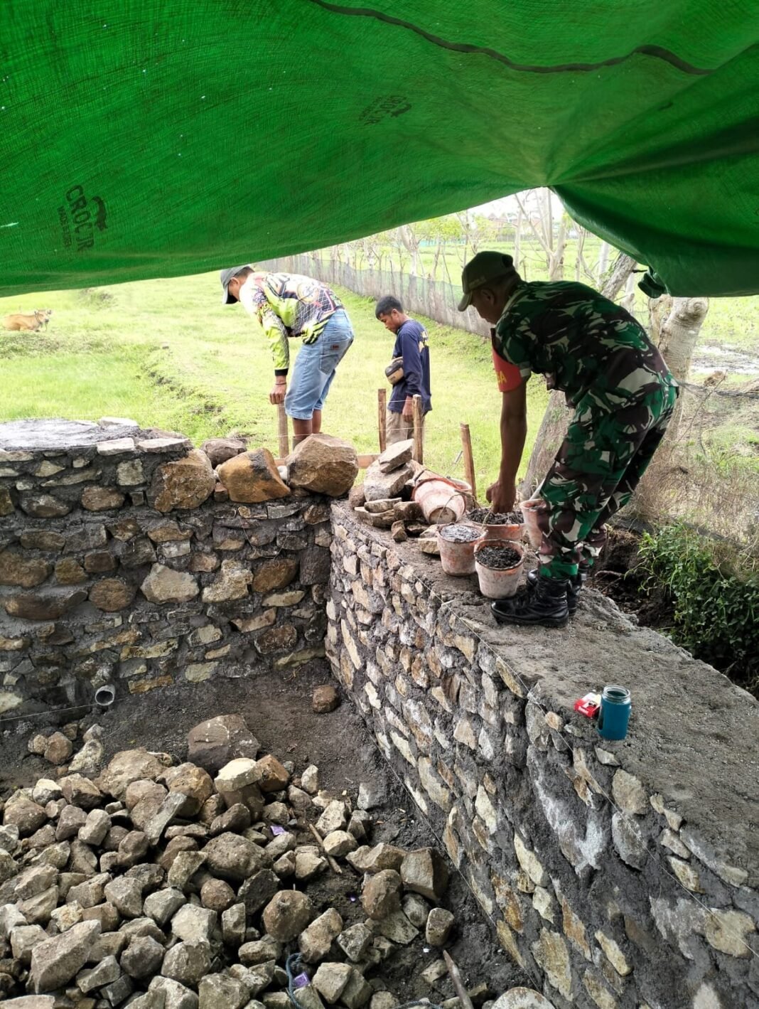Babinsa Tanju Ajak Warga Dusun Trawang Gotong Royong dan Jaga Kamtibmas