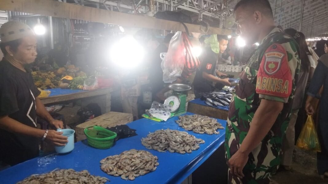 Babinsa Ramil 1420-04/Watang Pulu Pantau Ketersediaan Bahan Pokok di Pasar Lawawoi
