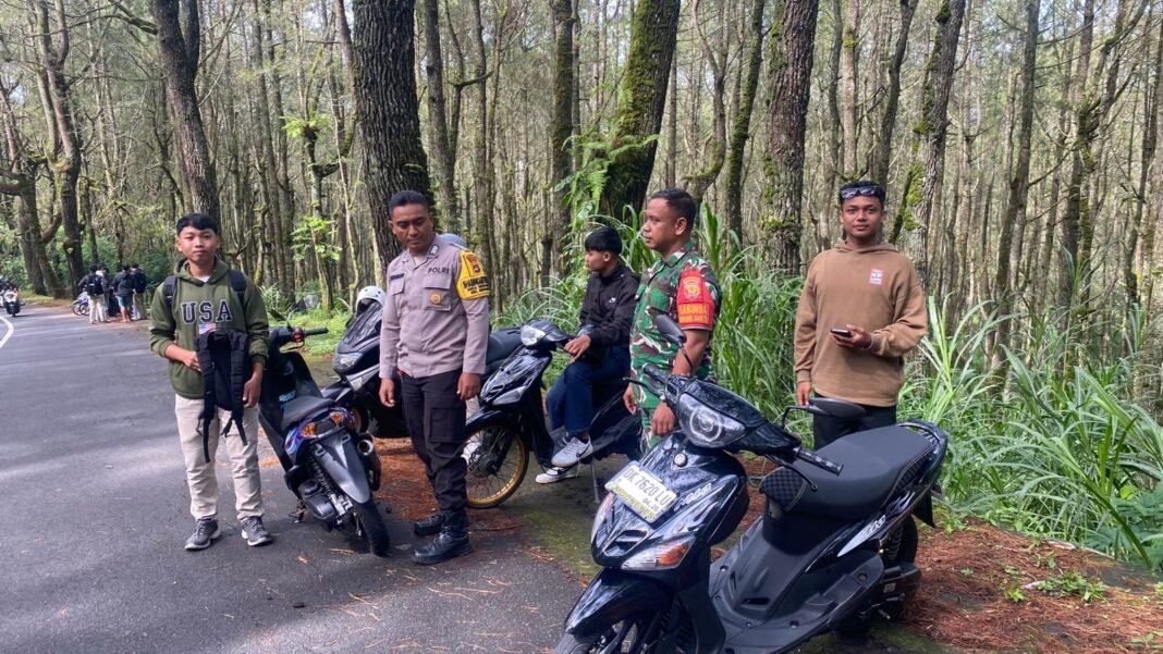 Babinsa Koramil 04/Kintamani laksanakan Pengamanan dan Pemantauan Pengunjung Wisata Umanis Galungan