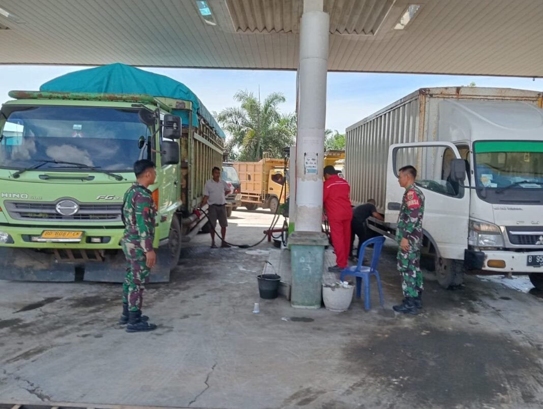Kodim 0428/MukoMuko, Lakukan Amankan SPBU Antrian BBM, di kecamatan Pondok Suguh MukoMuko
