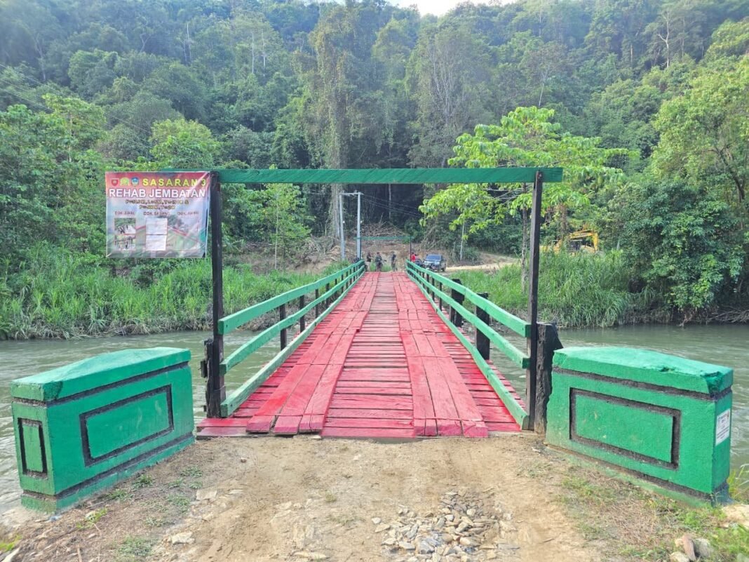 Gotong Royong Warga dan Satgas TMMD 126 Membuahkan Hasil, Kapten Inf Sudarto Bersama Anggota Tuntaskan Jembatan 100%