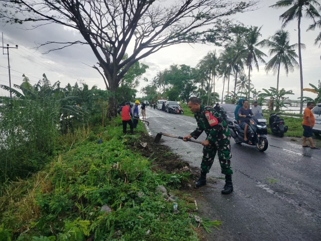 Karya Bakti Anggota Koramil 1420-07/Baranti dan Warga Bersihkan Selokan Poros Pinrang-Sidrap, Atasi Genangan dan Cegah Penyakit