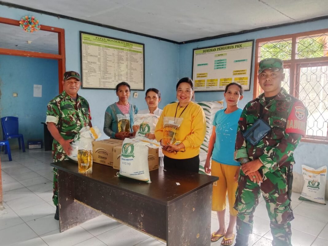 Babinsa Koramil 1612-05 Terjun Langsung Bagi Bantuan Pangan di Desa Wewo