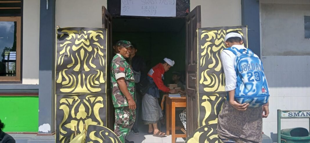 Mendorong Peran Ayah, Babinsa Pantau Kegiatan Ambil Rapor di Kintamani