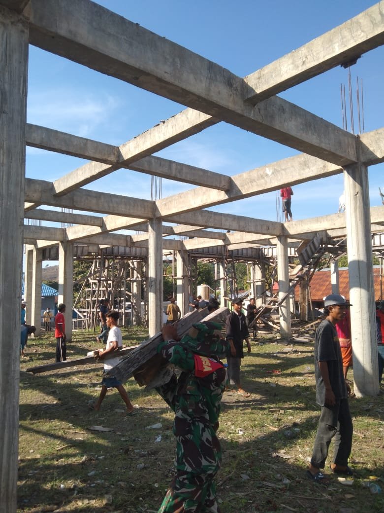 Sinergi TNI dan Masyarakat: Babinsa Ajak Warga Bersih-Bersih Masjid At-Taqwa