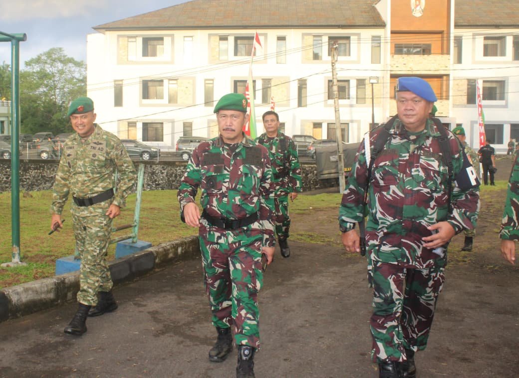 Dandim 1309/Manado Ikut Gerak Jalan YWPJ untuk Tingkatkan Semangat Prajurit
