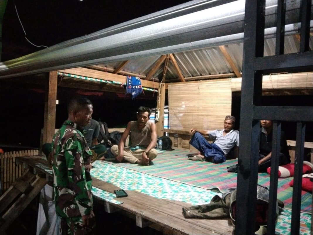 Sinergi TNI dan Masyarakat: Babinsa Pekat Giat Pantau Keamanan Malam