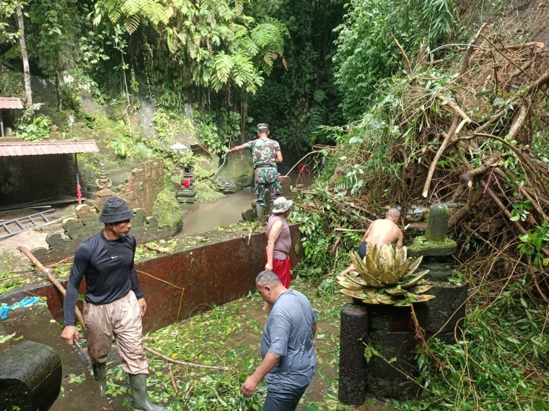 Sinergi TNI dan Masyarakat: Pembersihan Material Longsor di Pura Penglukatan