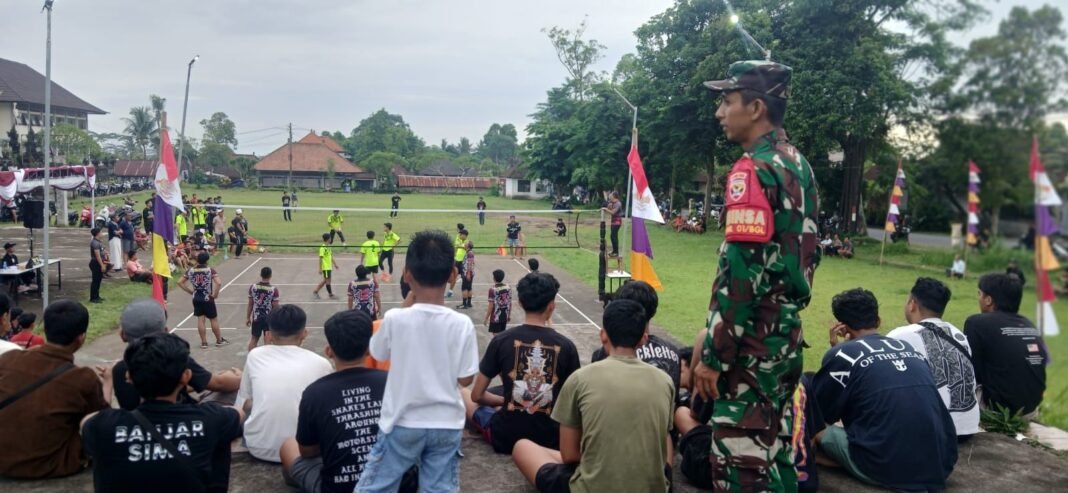 Babinsa Tamanbali Perkuat Keamanan Pordes Bola Voli untuk Ciptakan Atmosfer Positif