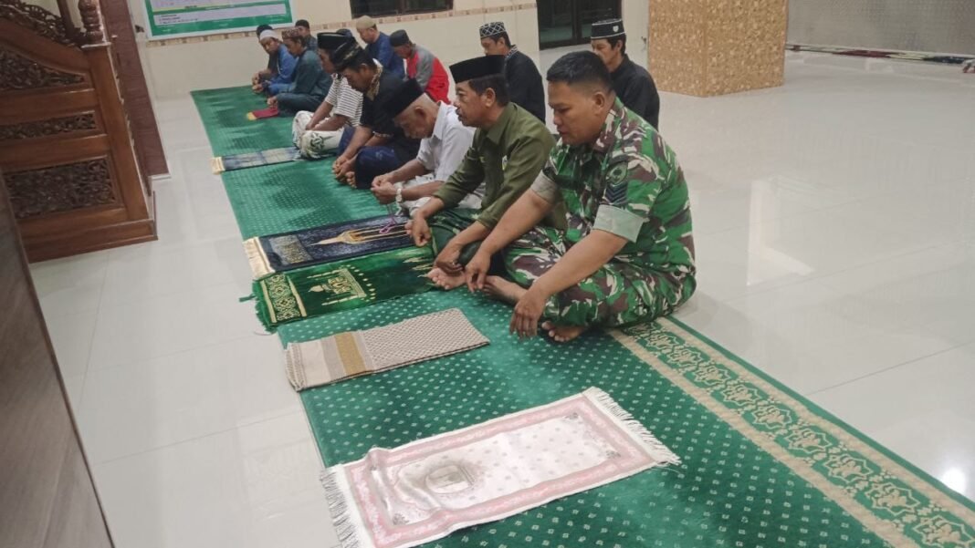 Babinsa Kodim 1420/Sidrap Gelar Safari Shalat Subuh dan Komsos, Pantau Situasi Wilayah Minggu Ini