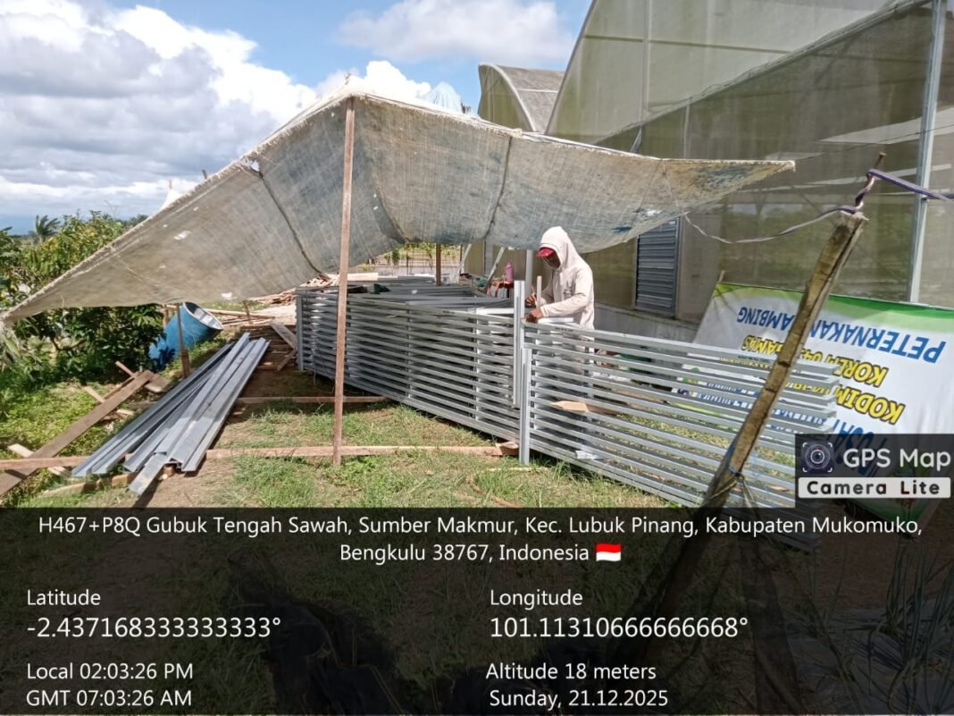 Babinsa Ramil 428-01 Akses Pembangunan Kandang Kambing di Desa Sumber Makmur