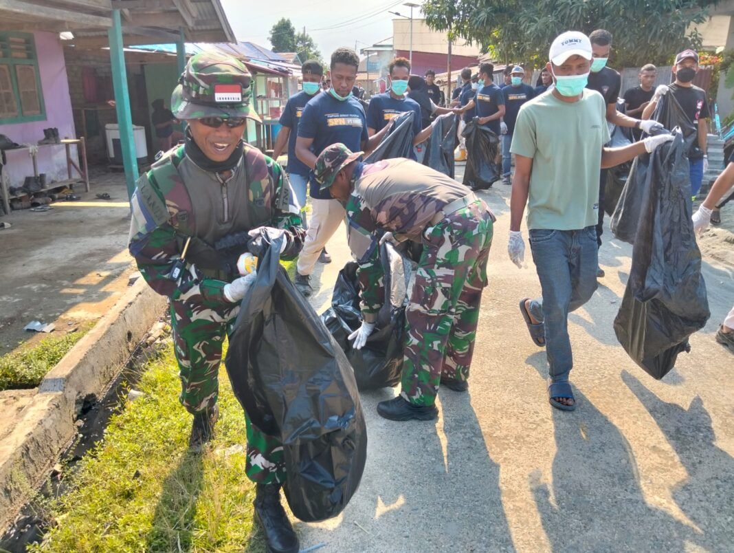 Sinergi TNI dan Polri Bersama Masyarakat, Bersihkan Lingkungan di Weda