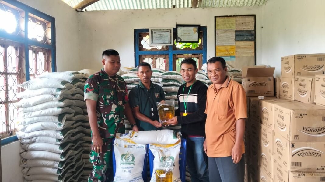 TNI Siap Ciptakan Kesejahteraan: Babinsa Dampingi Pembagian Bantuan Pangan di Desa Lenang