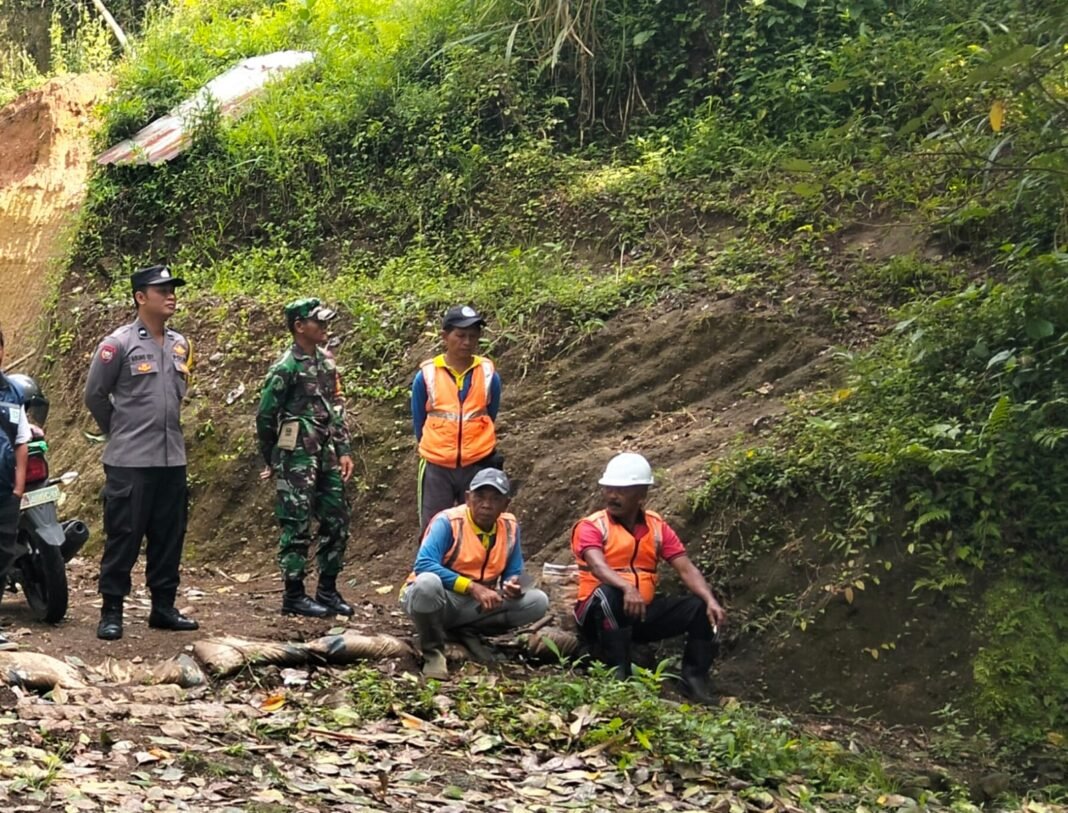Sinergi TNI dan Polri: Upaya Kesadaran Kebersihan Lingkungan di Desa Susut