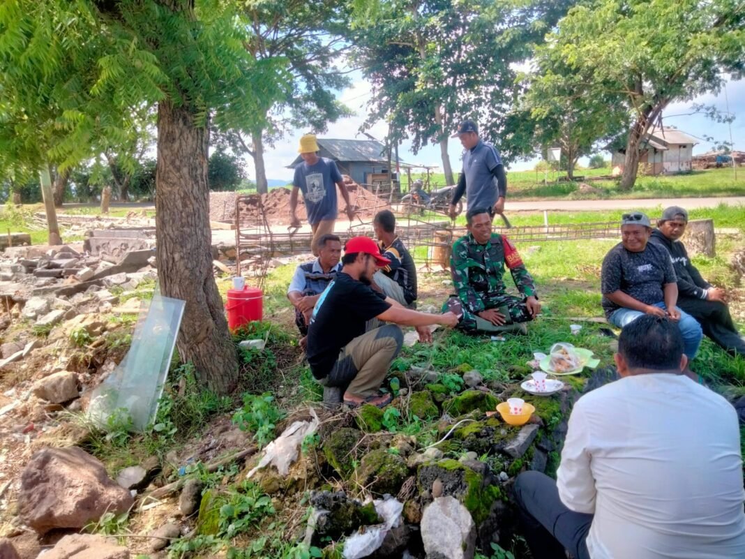 Babinsa Nusa Jaya Gelar Komsos untuk Tingkatkan Keamanan Desa