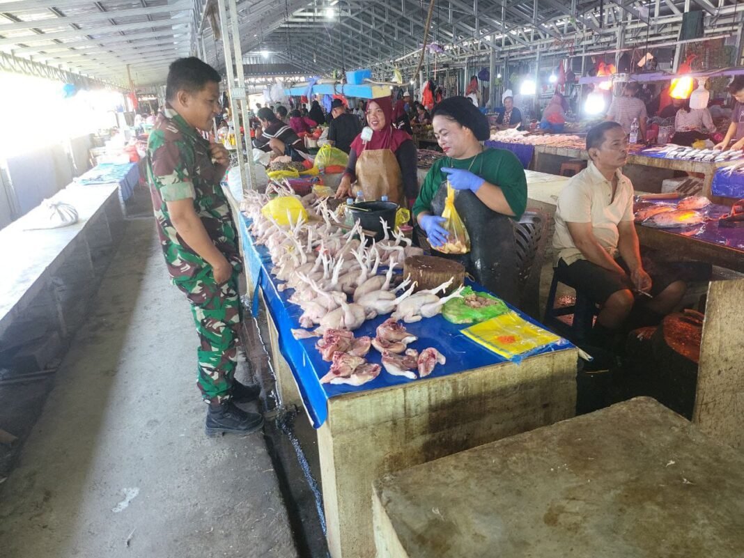 Babinsa Watang Pulu Aktif Pantau Ketersediaan dan Harga di Pasar Tradisional Lawawoi