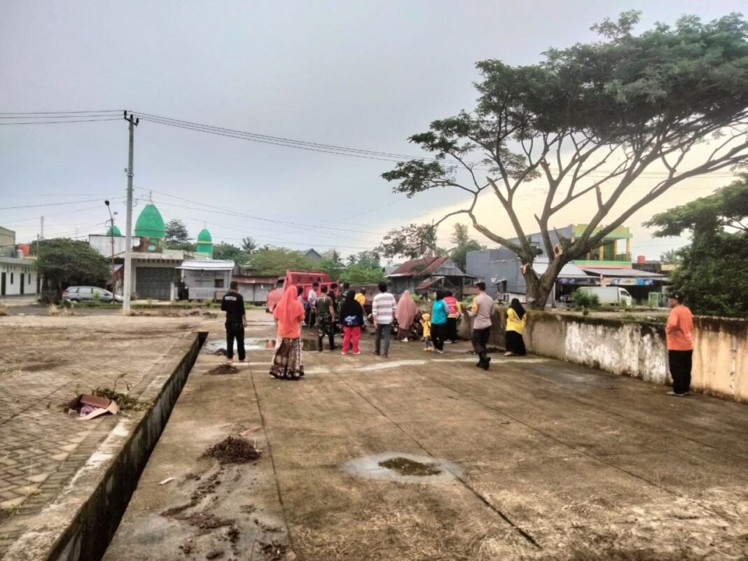 Ciptakan Pasar Bersih dan Sehat, Koramil 1420-04/Watang Pulu Selenggarakan Karya Bakti di Lawawoi