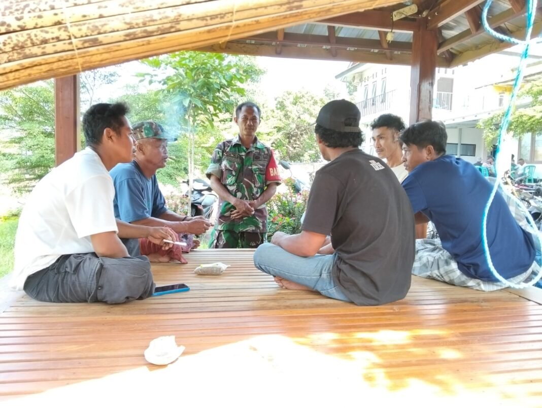 TNI dan Rakyat Bergandeng Tangan: Babinsa Pekat Adakan Komsos Bersama Warga