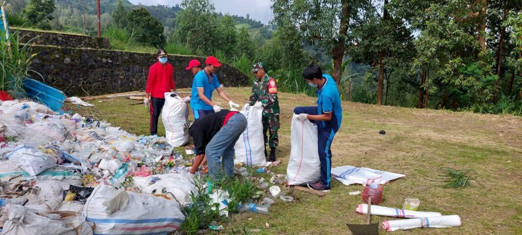 Sinergi TNI dan Pemerintah Desa: Babinsa Siakin Bersihkan Sampah Residu