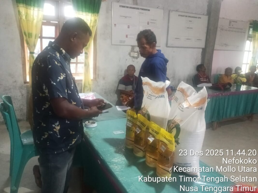Babinsa Nefokoko Dukung Program Bantuan Pangan dengan Semangat Gotong Royong