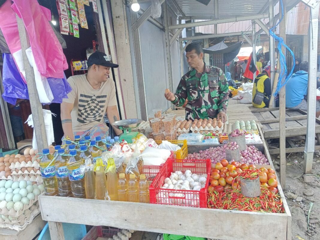 Pantauan Harga dan Stok Bahan Pokok: Babinsa Koramil 02 Terjun ke Pasar Sentral Amparita